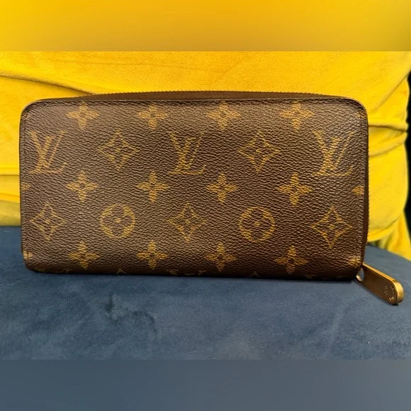 Louis Vuitton Monogram Zippy Wallet - Picture 9 of 10